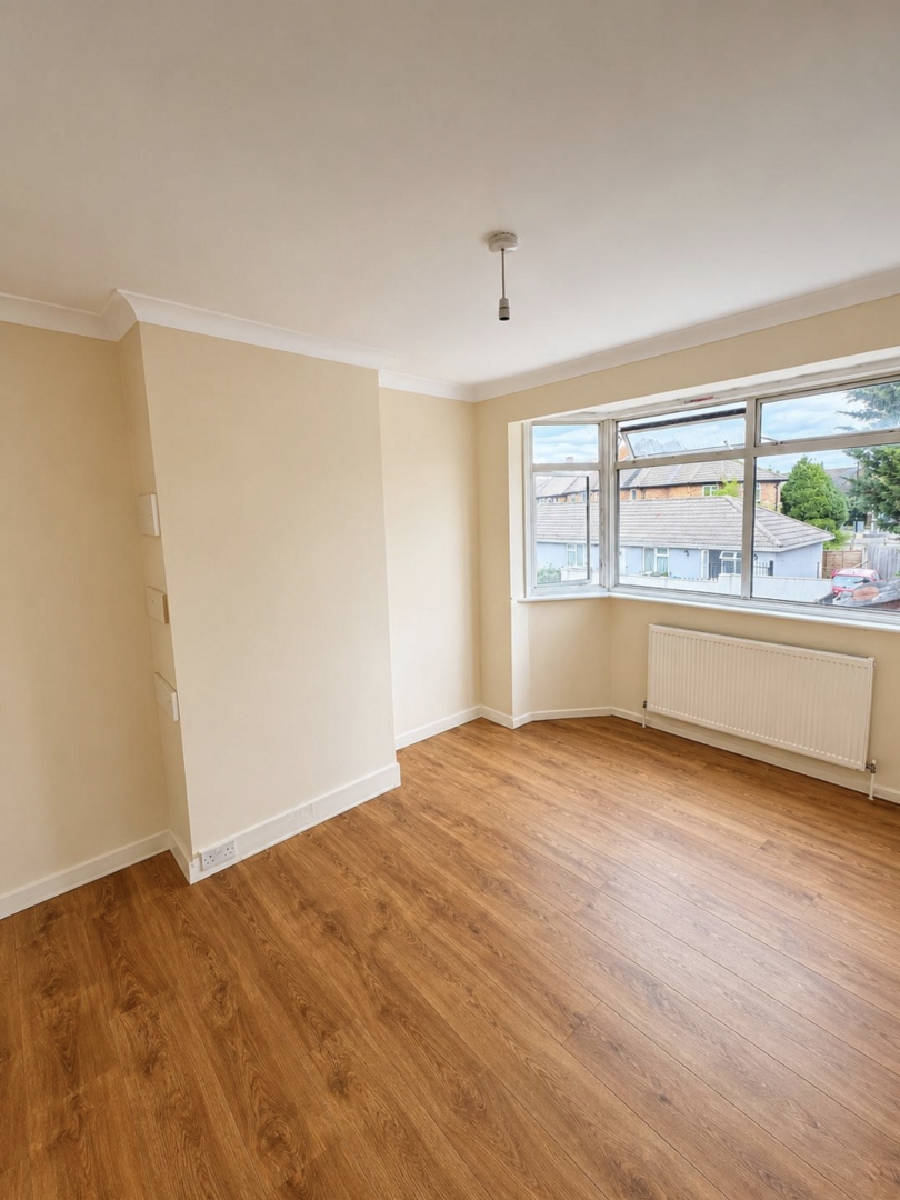 4 bed property in Willow Gardens, Hounslow